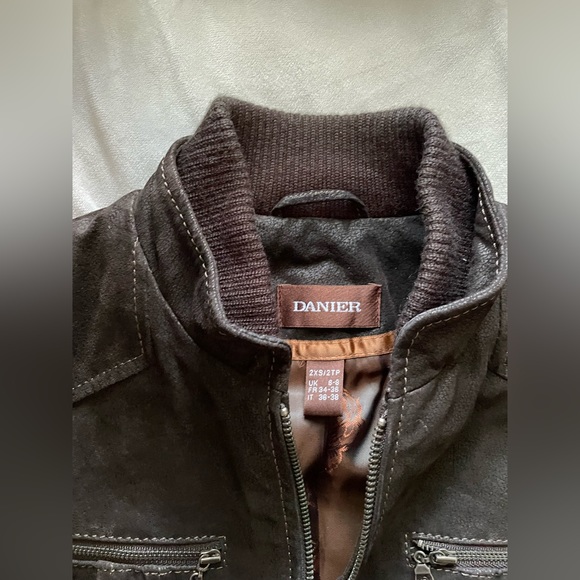 Gorgeous dark chocolate brown Danier genuine leather jacket with belt detail. - Picture 3 of 3